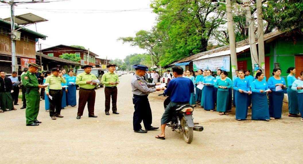 ရှမ်းပြည်နယ်၊ လင်းခေးခရိုင်၊ လင်းခေးမြို့ပေါ်ရှိလမ်းများပေါ်တွင် လမ်းသွားလမ်းလာဒေသခံ ပြည်သူများအား “စက်သုံးဆီချွေတာရေး ဆီစားသက်သာစေဖို့၊ ဒီလိုလုပ်ကြစို့” အသိပညာပေး လက်ကမ်း စာစောင်များဖြန်ဝေ