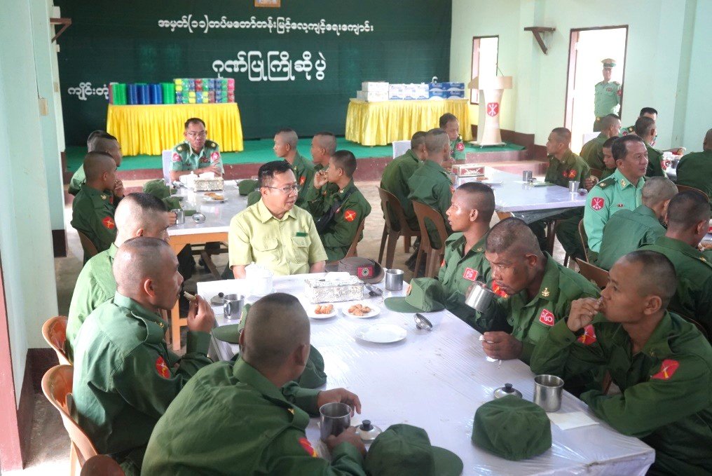 ရှမ်းပြည်နယ်၊ ကျိုင်းတုံခရိုင်၊ ကျိုင်းတုံမြို့၊ အမှတ်(၁၁)တပ်မတော်တန်းမြင့်‌လေ့ကျင့်ရေးကျောင်း၊ စစ်ရေးပြကွင်း၌ ကျင်းပပြုလုပ်သည့် ပြည်သူ့စစ်မှုထမ်းသင်တန်းအမှတ်စဉ်(၂၅)(၅/ ၂၀၂၆)သင်တန်း ဖွင့်ပွဲအခမ်းအနားသို့ တက်ရောက်