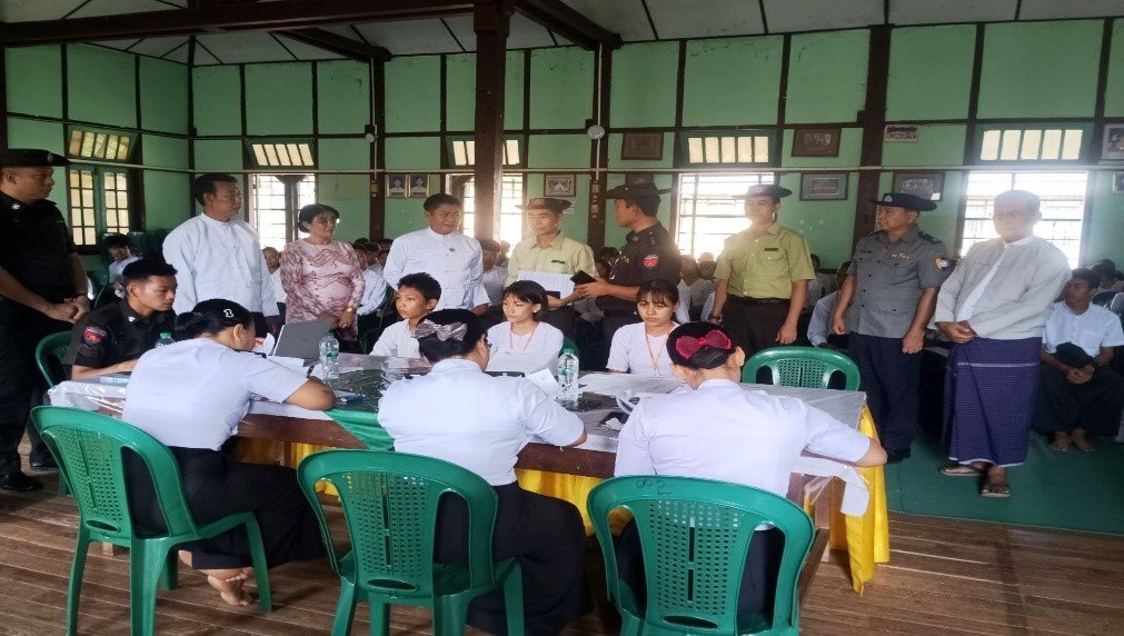 ပဲခူးတိုင်းဒေသကြီး၊ နတ်တလင်းခရိုင်၊ နတ်တလင်းမြို့၊ အခြေခံပညာအထက်တန်းကျောင်း၌ ကျောင်းသား/ သူအား  နိုင်ငံသားစိစစ်ရေး ကတ်နှင့် UID ကတ်များပေးအပ်ခြင်းအခမ်းအနားသို့ တက်ရောက်