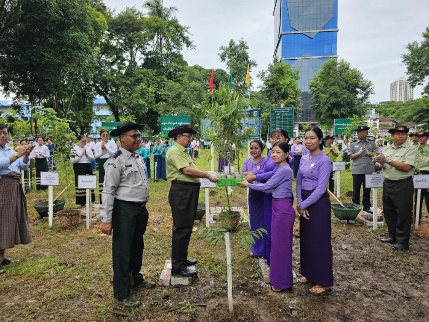 ရန်ကုန်တိုင်းဒေသကြီး၊ အလုံခရိုင်၊ အလုံမြို့နယ်၊ စောရန်ပိုင်တောင်ရပ်ကွက်၊ ခရိုင်ပညာရေးမှူးရုံးအတွင်း၌ ကျင်းပပြုလုပ်သည့် ၂၀၂၆ ခုနှစ်၊ မိုးရာသီသစ်ပင်စိုက်ပျိုးပွဲအခမ်းအနားသို့ တက်ရောက်