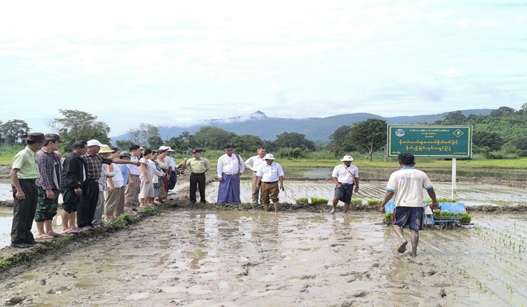 ရှမ်းပြည်နယ်၊ မိုင်းတုံခရိုင်၊ မိုင်းတုံမြို့နယ်၊ မိုင်းတုံကျေးရွာအုပ်စု၊ ဝမ်နားကျေးရွာ၊ ကွင်းအမှတ်- ၃ ၌  မိုးစပါး DRUM SEEDER ဖြင့် စိုက်ပျိုးခြင်းကွင်းသရုပ်ပြပွဲအခမ်းအနားသို့ တက်ရောက်
