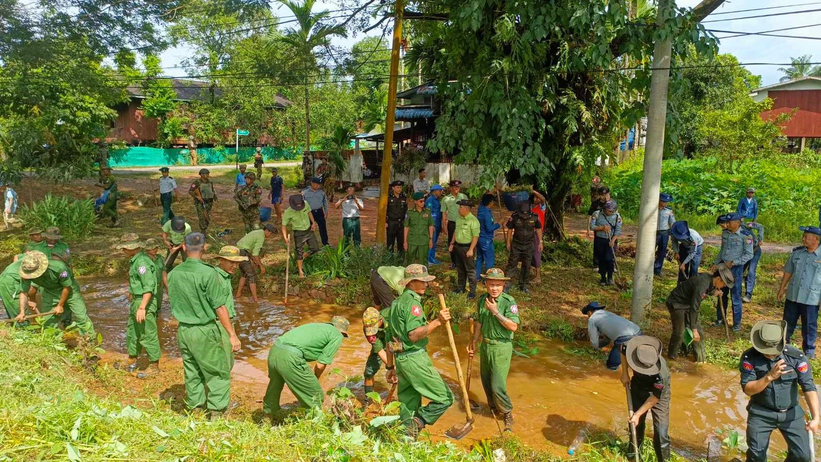 ရေးမြို့နယ်၊ သီရိနန္ဒာရပ်ကွက်၊ ပြည်တော်သာချောင်းတံတားအနီး၌ ရေစီးရေလာ ကောင်းမွန်စေရေးနှင့် ရေကြီးနစ်မြုပ်မှုမဖြစ်ပေါ်စေရေးတို့အတွက် အမှိုက်များရှင်းလင်းနေမှုများအား ကြည့်ရှုစစ်ဆေး