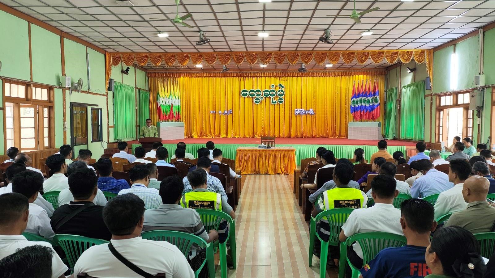 ကချင်ပြည်နယ်၊ မြစ်ကြီးနားခရိုင်၊ မြစ်ကြီးနားမြို့၊ မနောရွှေပြည်ခန်းမ၌ ကျင်းပပြုလုပ်သည့် မြစ်ကြီးနားခရိုင်၌ ဓာတ်အားပြတ်တောက်နေသည့် ကာလအတွင်း ပြည်သူများအခက်အခဲဖြစ်ပေါ်မှု လျော့နည်းစေရေးအတွက် တွေ့ဆုံပွဲကျင်းပပြုလုပ်