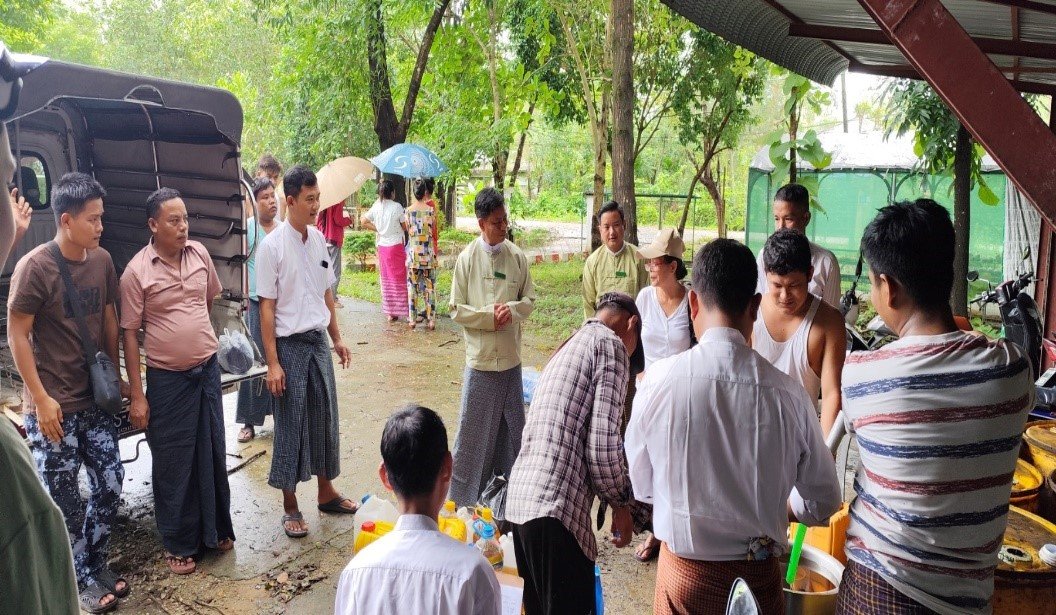 ဧရာဝတီတိုင်းဒေသကြီး၊ လပွတ္တာခရိုင်အထွေထွေအုပ်ချုပ်ရေးဦးစီးဌာနရုံးဝင်းအတွင်း၌ စားသုံးဆီများ သက်သာသောဈေးနှုန်းဖြင့်ခွဲဝေရောင်းချပေးခြင်းနှင့် ဝန်ထမ်းများအား အခမဲ့ထောက်ပံ့ပေးခြင်းဆောင်ရွက်နေမှု အခြေအနေများအား ကြည့်ရှုစစ်ဆေး