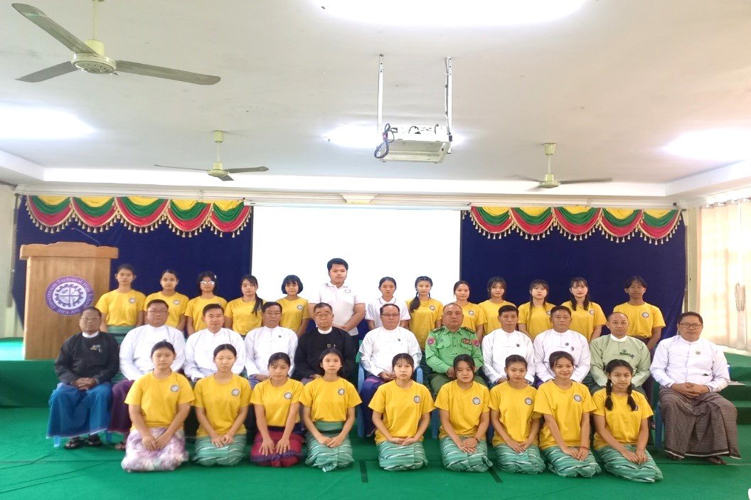 ကရင်ပြည်နယ်၊ ဘားအံခရိုင်၊ ဘားအံမြို့၊ အစိုးရနည်းပညာအထက်တန်းကျောင်း၌ သက်မွေးပညာ ကာလတိုသင်တန်းများ သင်တန်းဆင်းပွဲအခမ်းအနားသို့ တက်ရောက်