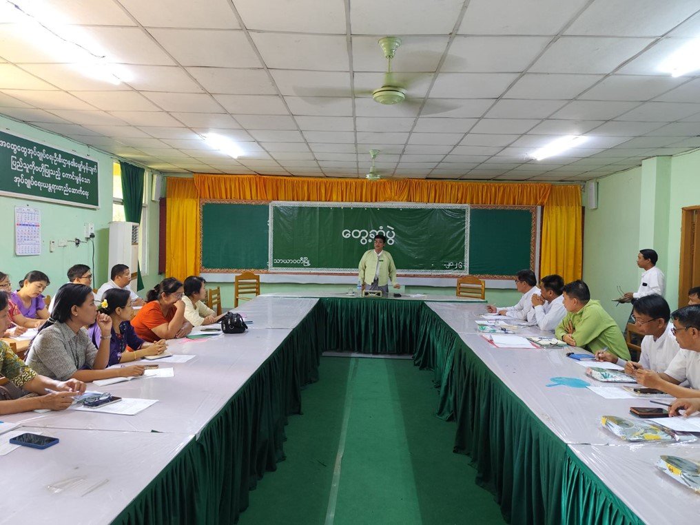 ပဲခူးတိုင်းဒေသကြီး၊ သာယာဝတီခရိုင်၊ သာယာဝတီမြို့နယ်၊ ခရိုင်အထွေထွေအုပ်ချုပ်ရေးဦးစီးဌာနရုံး အစည်းအဝေးခန်းမ၌ ကျင်းပပြုလုပ်သည့် လုပ်ငန်းညှိနှိုင်းအစည်းအဝေးသို့တက်ရောက်ဆွေးနွေး