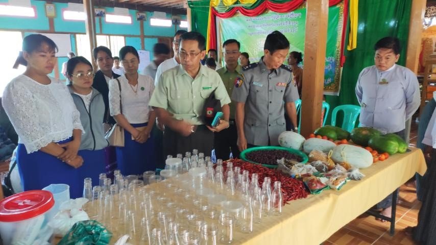 ရမည်းသင်းမြို့နယ်‌၊ ကံသာအေးကျေးရွာရှိ ရွာဦးဘုန်းတော်ကြီး ကျောင်း၌ ကျင်းပပြုလုပ်သည့် မန်ကျည်းသီး၊ ဆီးသီး၊ ငရုပ်သီးအခြေခံတန်ဖိုးမြင့်စားသောက်ကုန် ထုတ်လုပ်မှုနည်းပညာသင်တန်းဖွင့်ပွဲအခမ်းအနားသို့ တက်ရောက်