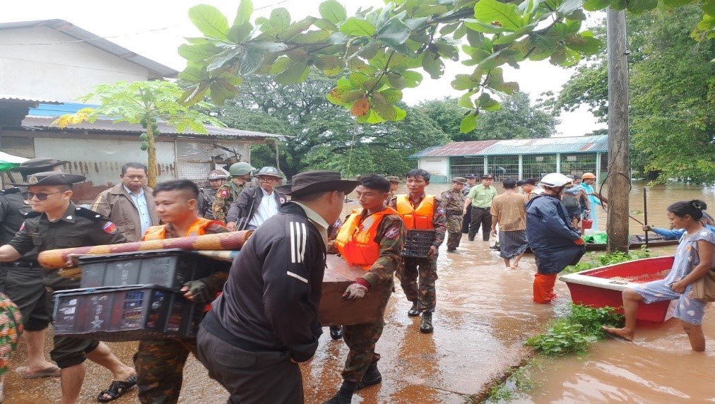 ကရင်ပြည်နယ်၊ ကြာအင်းဆိပ်ကြီးခရိုင်၊ ကြာအင်းဆိပ်ကြီးမြို့၊ အမှတ်(၆)ရပ်ကွက်အနိမ့်ပိုင်းရှိ နေအိမ်များ၌ ရေဝင်ရောက်မှုကြောင့် ရေဘေးသင့်ပြည်သူများအား ယာယီရေဘေးရှောင်စခန်းများသို့ ပြောင်းရွှေ့ နေရာချထားနိုင်ရေးဆောင်ရွက်နေမှုအခြေအနေများအား ကြည့်ရှုစစ်ဆေး