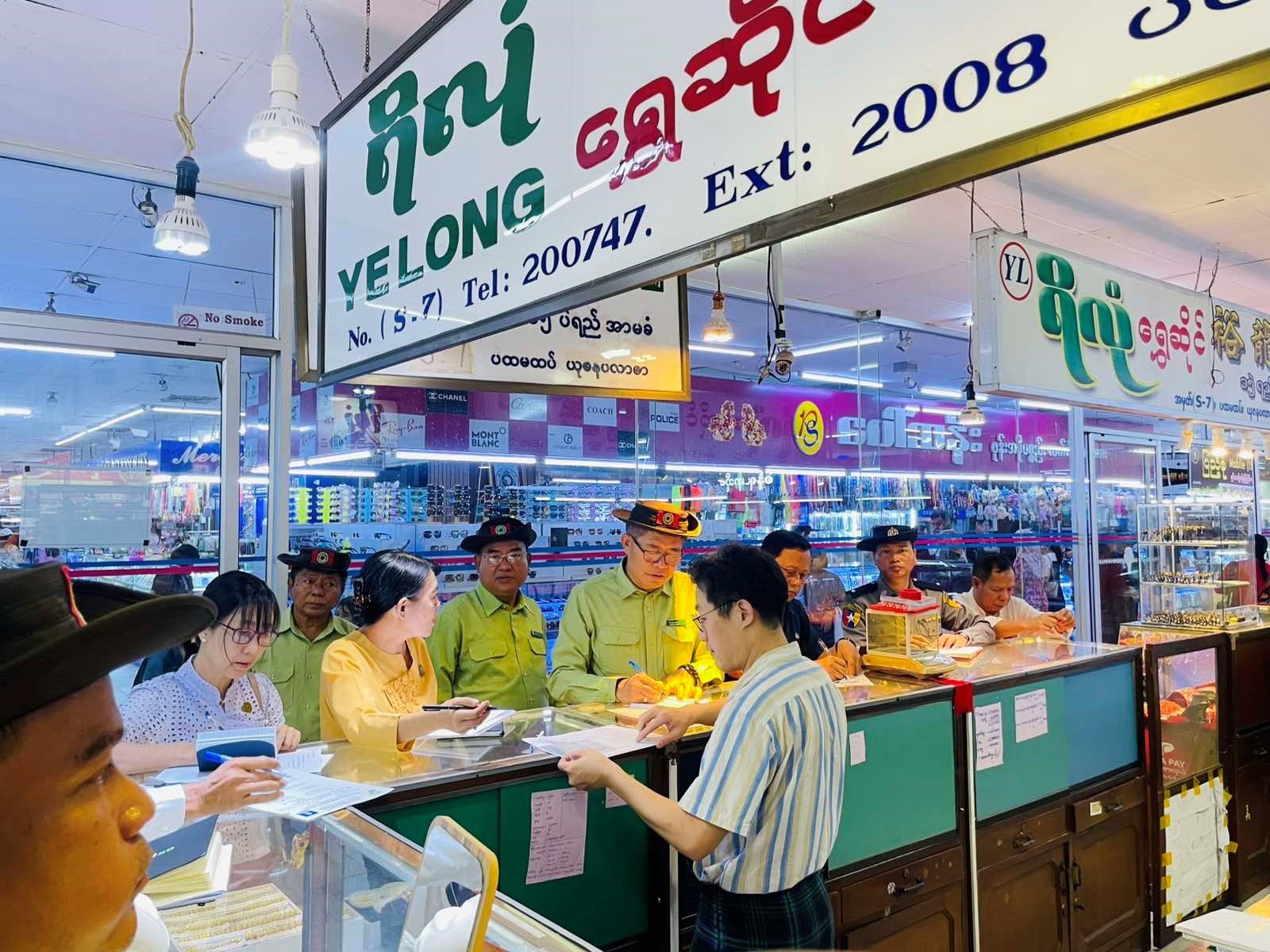 ရန်ကုန်တိုင်းဒေသကြီး၊ ဗိုလ်တထောင်ခရိုင်၊ မင်္ဂလာတောင်ညွန့်မြို့နယ်အတွင်းရှိ အဖိုးတန် သတ္တု(‌ရွှေ) ရောင်းဝယ်ရေး အသိအမှတ်ပြုမှတ်ပုံတင်လက်မှတ်ရရှိသည့် ရွှေဆိုင်လုပ်ငန်းများအား ညွှန်ကြားချက် များနှင့်အညီ ရောင်းချမှုရှိ/ မရှိအား ကွင်းဆင်းစစ်ဆေး