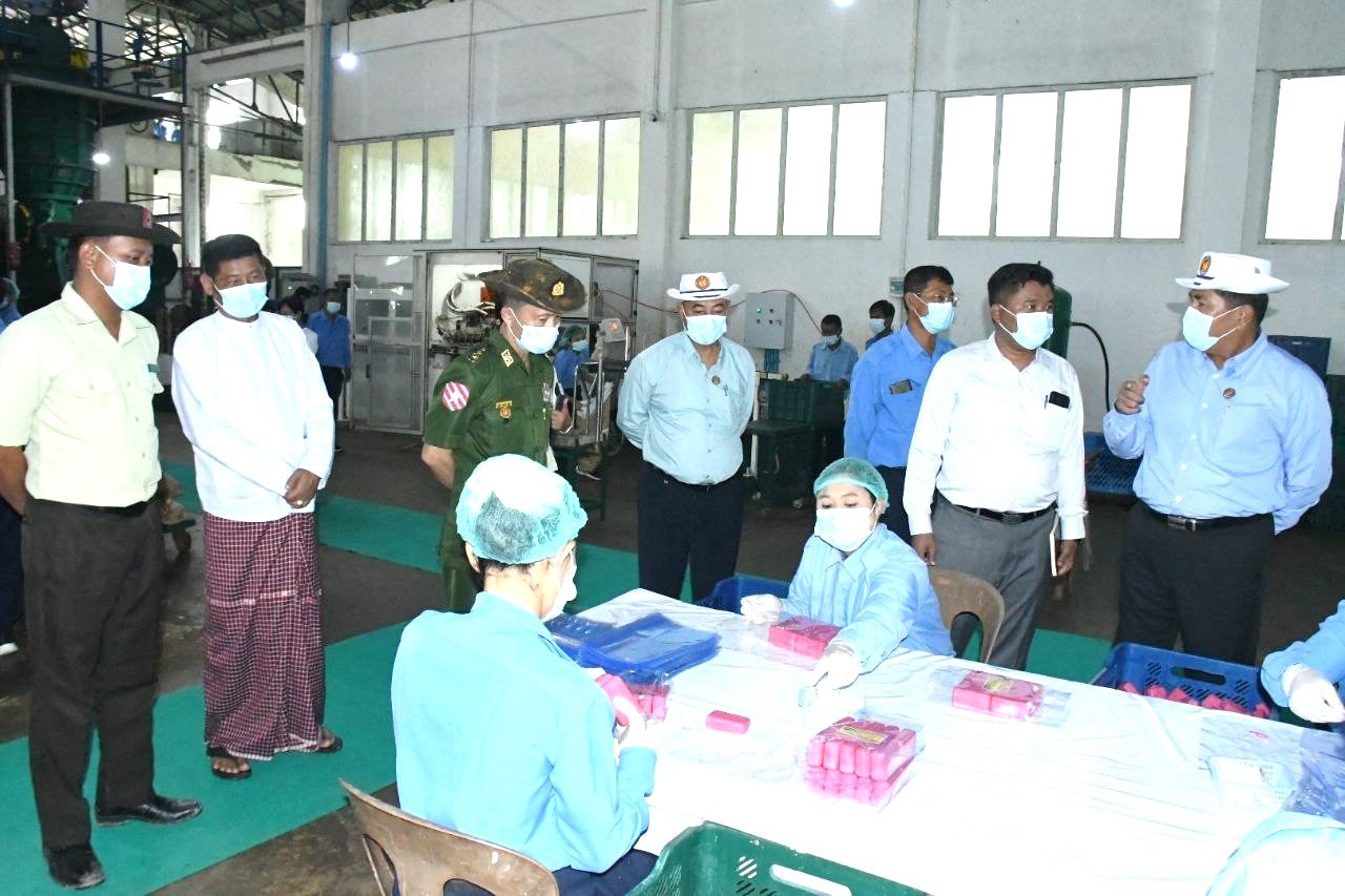 မွန်ပြည်နယ်၊ သထုံခရိုင်၊ ပေါင်မြို့နယ်၊ သဲဖြူကုန်းကျေးရွာရှိ ပဒုမ္မာဆပ်ပြာစက်ရုံသို့သွားရောက်၍ စက်ယန္တရားများဖြင့် ဆပ်ပြာထုတ်လုပ်နေမှုအခြေအနေများအား ကွင်းဆင်းစစ်ဆေး