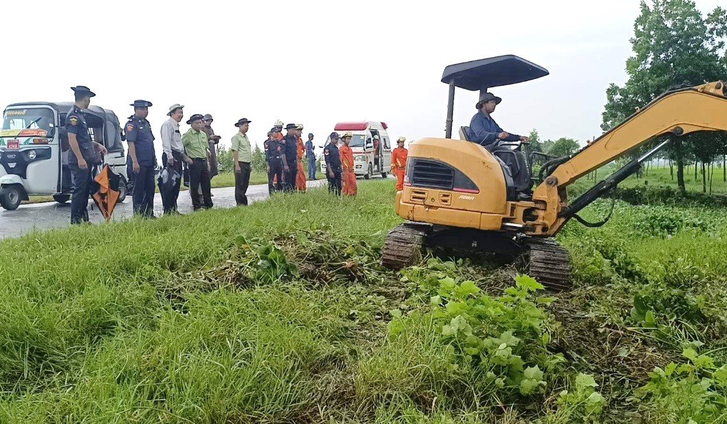 လပွတ္တာမြို့၏ မြို့အဝင်/အထွက်နေရာများနှင့် ရေနုတ်မြောင်းများ ရေစီးရေလာကောင်းမွန်စေရေးအတွက် စက်ယန္တရားများဖြင့် အထူးသန့်ရှင်းရေး ဆောင်ရွက်နေမှုအား ကြည့်ရှုစစ်ဆေး