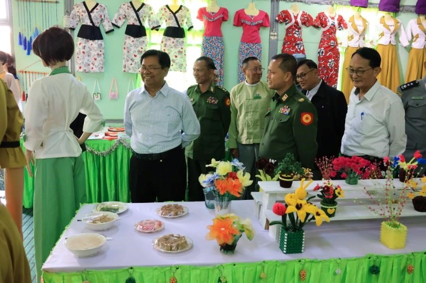 ကယားပြည်နယ်၊ လွိုင်ကော်ခရိုင်၊ လွိုင်ကော်မြို့နယ်၊ အမျိုးသမီးအိမ်တွင်းမှုသက်မွေးလုပ်ငန်းပညာ သင်တန်းကျောင်းခန်းမတွင် ကျင်းပပြုလုပ်သော အဆင့်မြင့်အိမ်တွင်းမှုစက်ချုပ်သင်တန်း အမှတ်စဉ် (၅) သင်တန်းဆင်းပွဲအခမ်းအနားသို့ တက်ရောက်