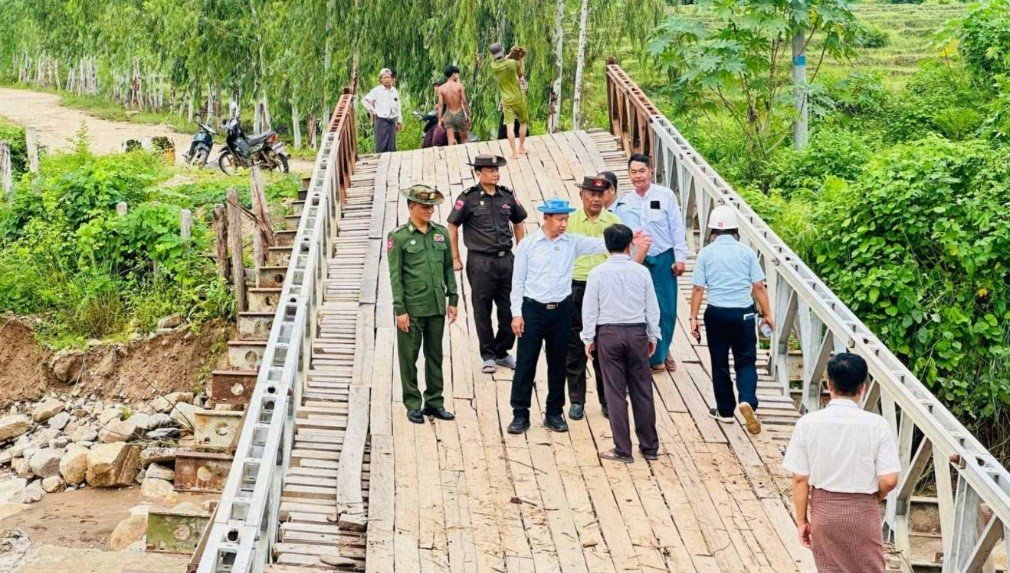 ပျဉ်းမနားမြို့နယ်၊ သစ်တွန်ကျေးရွာအုပ်စု၊ ဖလောင်း ကျေးရွာရှိ ဇီးရိုင်းချောင်းအလယ်ကူးတံတားကမ်းကပ်ခုံ ချောင်းရေတိုက်စားမှုကြောင့် နိမ့်ကျွံသွားမှုအပေါ် ပြည်သူများသွားလာနိုင်ရေး ရှင်းလင်းဆောင်ရွက်နေမှုအား ကွင်းဆင်းစစ်ဆေး