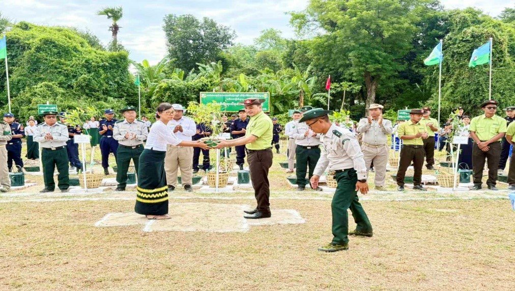 မန္တလေးတိုင်းဒေသကြီး၊ တံတားဦးခရိုင်၊ တံတားဦးမြို့နယ်၊ ဟံသာဝတီကျေးရွာအုပ်စု၊ အထက(တောင်ဘီလူ) ကျောင်းအတွင်း၌ ကျင်းပပြုလုပ်သည့် ၂၀၂၆ ခုနှစ်၊ မိုးရာသီသစ်ပင်စိုက်ပျိုးပွဲအခမ်းအနားသို့ တက်ရောက်