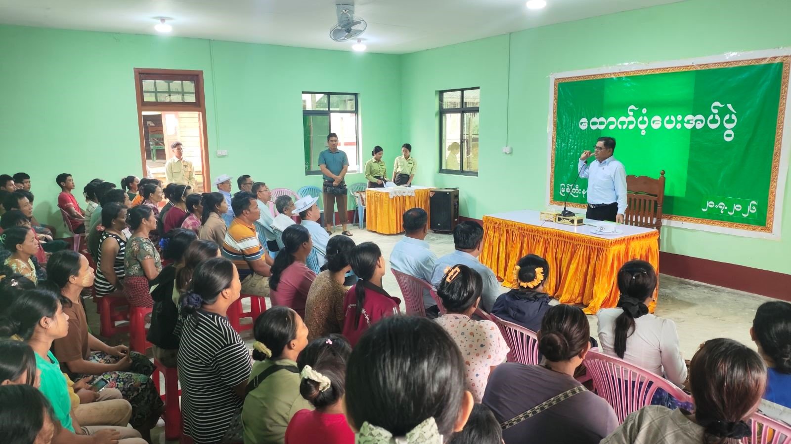 ကချင်ပြည်နယ်၊ မြစ်ကြီးနားခရိုင်၊ မြစ်ကြီးနားမြို့၊ ရွှေပြည်သာရပ်ကွက် အုပ်ချုပ်ရေးမှူးရုံး၌ ရှမ်းမျိုးနွယ်စု ယာယီတိမ်းရှောင် Camp နေ ရေဘေးသင့်ပြည်သူများအား အခြေခံစားသောက်ကုန်များ ထောက်ပံ့ ပေးအပ်ပွဲအခမ်းအနားသို့ တက်ရောက်