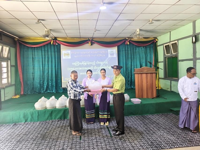 Attended the ceremony to distribute fingerlings (fish fry) for 157 acres of flooded fish ponds, held at the meeting hall of the Madaya Township General Administration Department