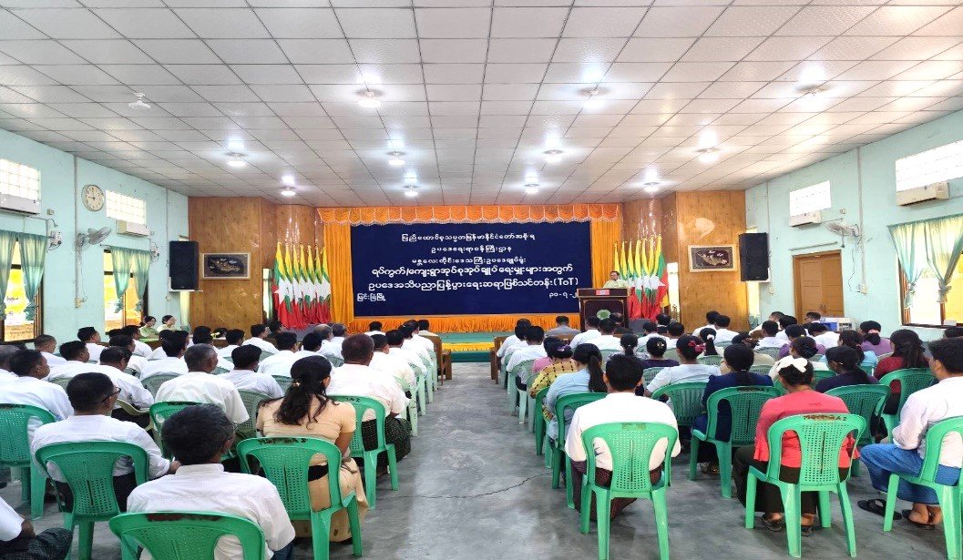 မြင်းခြံမြို့နယ်အထွေထွေအုပ်ချုပ်ရေးဦးစီးဌာနရုံး အစည်းအဝေး ခန်းမ၌ တိုင်းဒေသကြီးဥပဒေချုပ်ရုံးမှ ကြီးမှူးဖွင့်လှစ်သည့် ရပ်ကွက်/ ကျေးရွာအုပ်စုအုပ်ချုပ်ရေးမှူးများ အတွက် ဥပဒေအသိပညာပြန့်ပွားရေးဆရာဖြစ်သင်တန်း(TOT)အခမ်းအနားသို့ တက်ရောက်